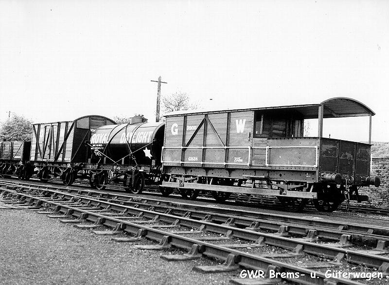 Bremswagen 25 tons der GWR die meisten G�terwagen der privatbahnen verf�gten �ber keine durchgehende Bremsanlage, sondern nur ein Handbremshebel. Durch Pfeifsignale der Lok wurde der Bremswagen abgbremst. In GB wurde mit Saugluft gebremst. Nur wenige G�terwagen hatten eine Saugluftbremse. 