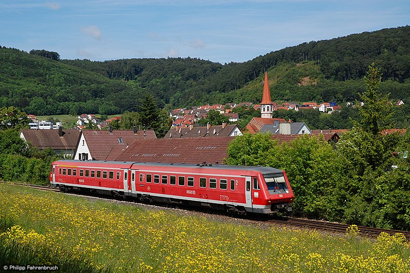 Brenzbahn-Frhling 2009 - 611 005 verlsst am Morgen des 03.06.09 als IRE 3226 von Ulm Hbf nach Aalen den letzten Fahrplanhalt Oberkochen Richtung Endbahnhof.
