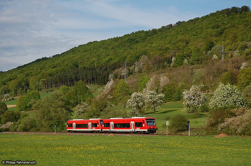Brenzbahn-Frhling 2009 - Zwei 650er sind am Nachmittag des 26.04.09 als RE 22543 von Aalen nach Ulm Hbf unterwegs in fahren in Krze in den Oberkochener Bahnhof ein.