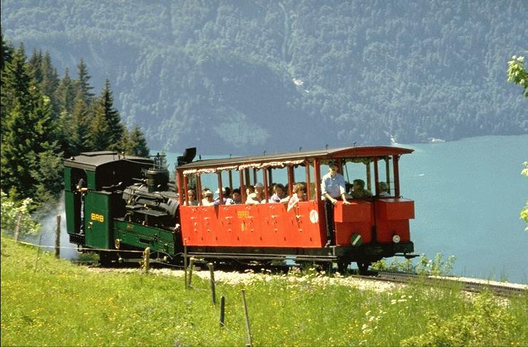 Brienz-Rothorn Bahn (BRB)Lok No.2 mit Sommerwagen hoch ber dem Brienzersee