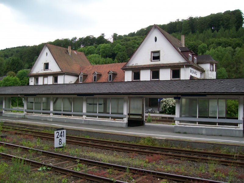 Brilon Wald am 06.06.2009. Das riesige Bahnhofsgebude steht leer. Jedoch kann man daran ersehen, was dieser Bahnhof mal fr eine Bedeutung hatte. Heute fahren hier nur noch ein paar Regionale. Allerdings findet immerhin noch rege Holzverladung statt.