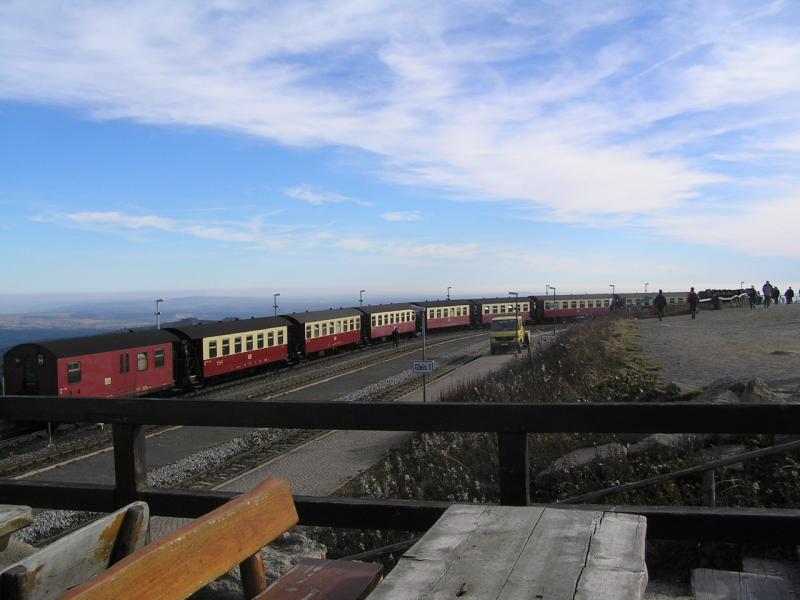 Brockenbahn auf dem Brocken! Im Bild ist der ganze Zug zu sehen, der zur Abfahrt ins Tal bereit steht! 
