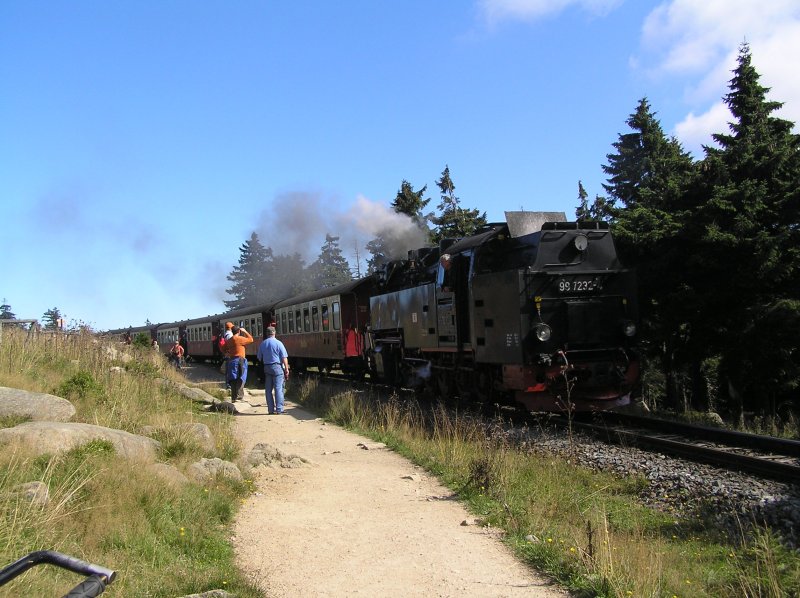 Brockenbahn auf der R�ckfahrt vom Brocken nach Wernigerode! 
Das Foto ist direkt nach der Bahnkreuzung (die Stra�e vom  Brocken, welche die Brockenbahn �berquert) gemacht! Da es auf dem Brocken nur das Gleis zum Wenden gibt, f�hrt sie R�ckw�rts nach Wernigerode! Das Foto hab ich am ca. 2 kilometerlangen Bahnparallelweg kurz vor der Stra�e vorm Brocken gemacht. Datum: 09.09.06