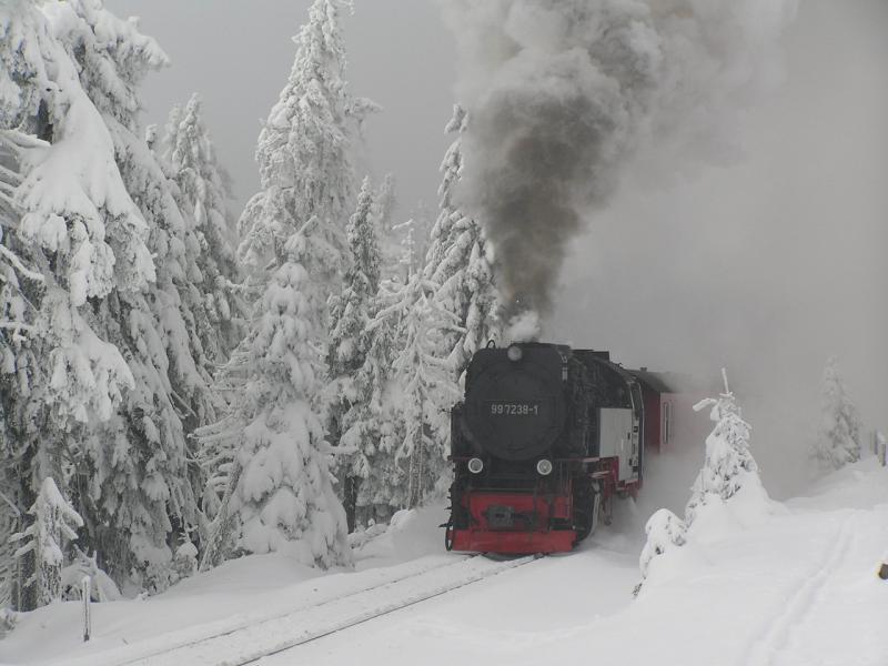 Brockenbahn im Winter bei der Auffahrt zum Brocken!
Das Bild hab ich ca. 3 Kilometer vorm Brocken gemacht! 