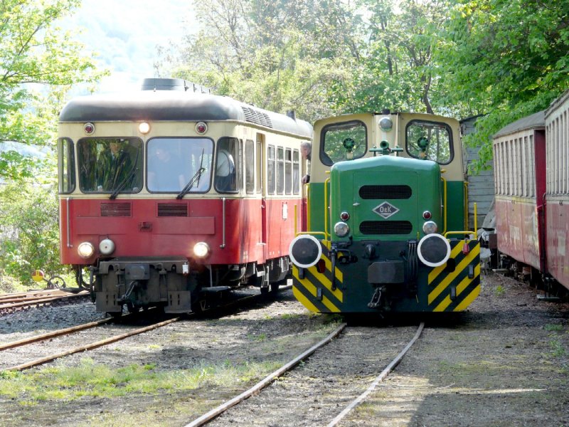 Brohltalbahn - Diesellok D 2 neben dem Triebwagen VT 30 im Endbahnhof von Brohl am 03.05.2008
