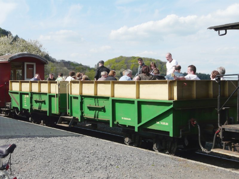 Brohltalbahn - Offener Sommerwagen Omm 458 im Bahnhofsareal von Engeln am 03.05.2008