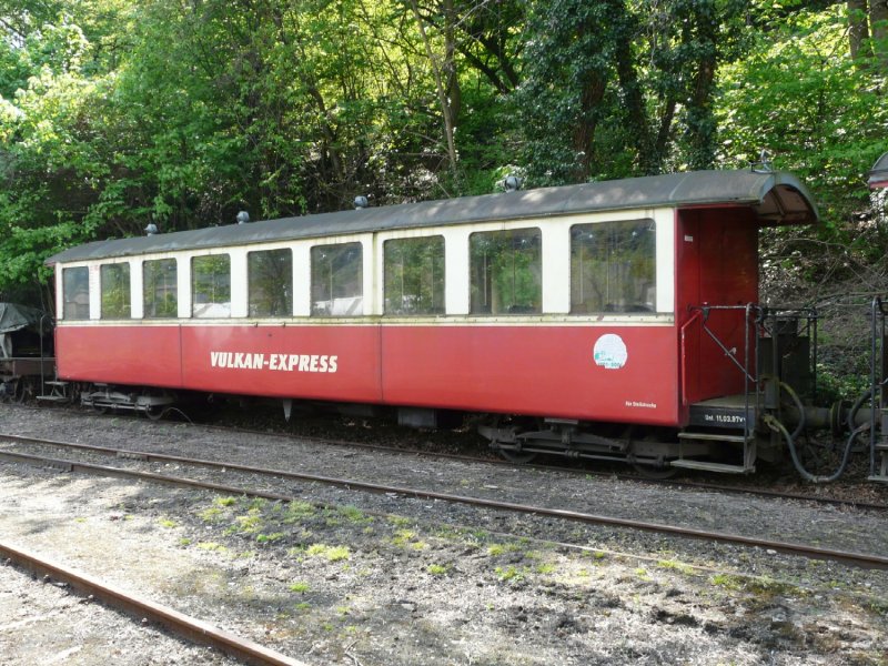 Brohltalbahn - Personenwagen 2 KL. B 23 ( ex FW B 23 ) mit Anschrift VULKAN-EXPRESS im Bahnhofsareal von Brohl am 03.05.2008