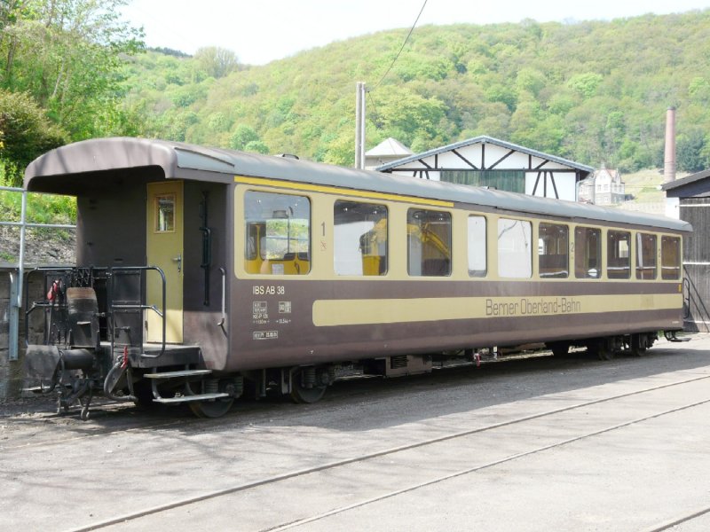 Brohltalbahn - Personenwagen 2 KL. AB 38 ( ex BOB B 205 ) im Bahnhofsareal von Brohl am 03.05.2008