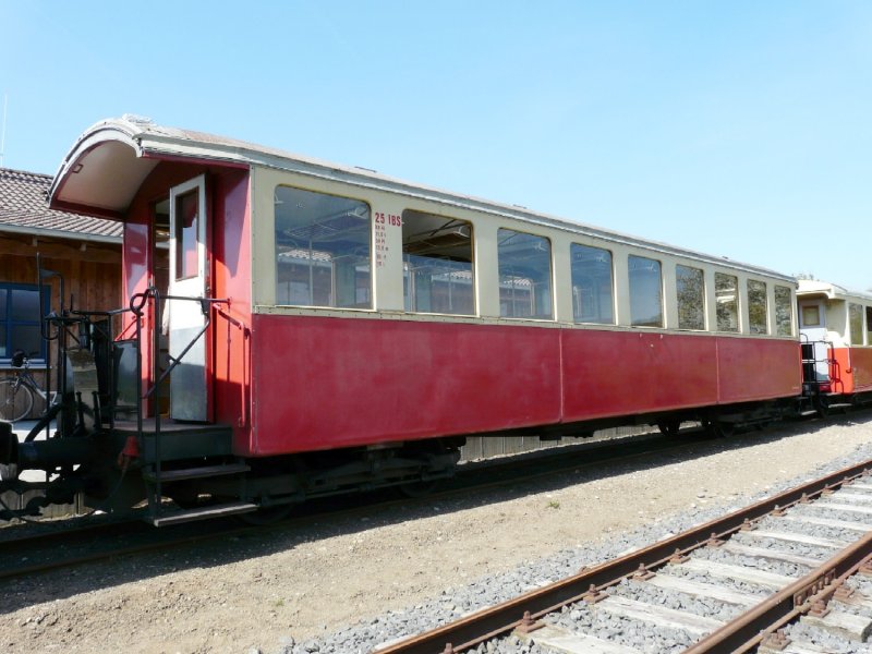 Brohltalbahn - Personenwagen 2 KL. B 25 ( ex FW B 25 ) im Bahnhofsareal von Engeln am 03.05.2008