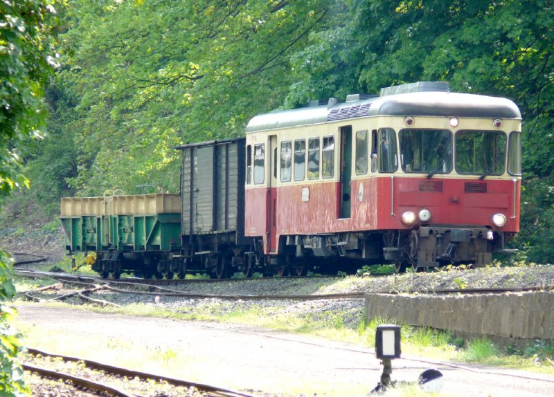 Brohltalbahn - Rangierarbeiten mit dem Tiebwagen VT 30 und dem Gepck / Fahrradwagen Nr.118 sowie dem offenen Sommerwagen Nr.458 im Bahnhofsareal von Brohl am 03.05.2008