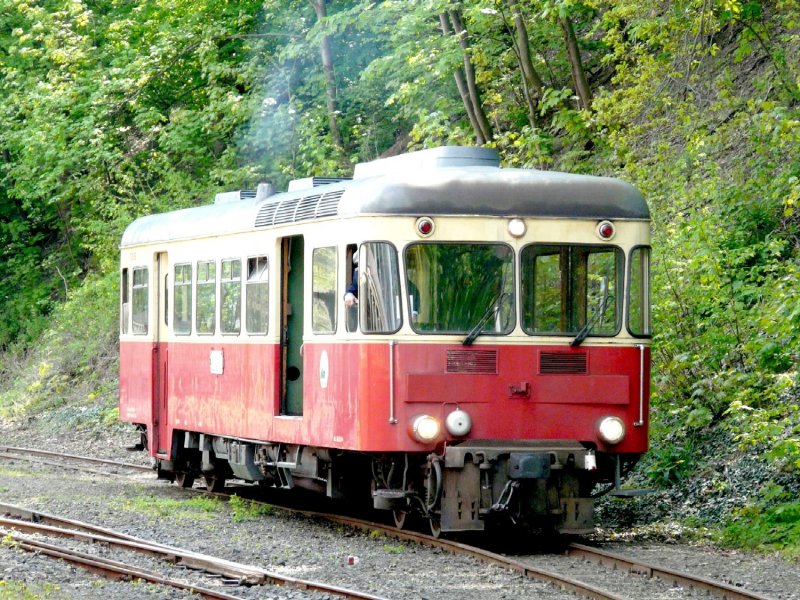 Brohltalbahn - Tiebwagen VT 30  im Bahnhofsareal von Brohl am 03.05.2008