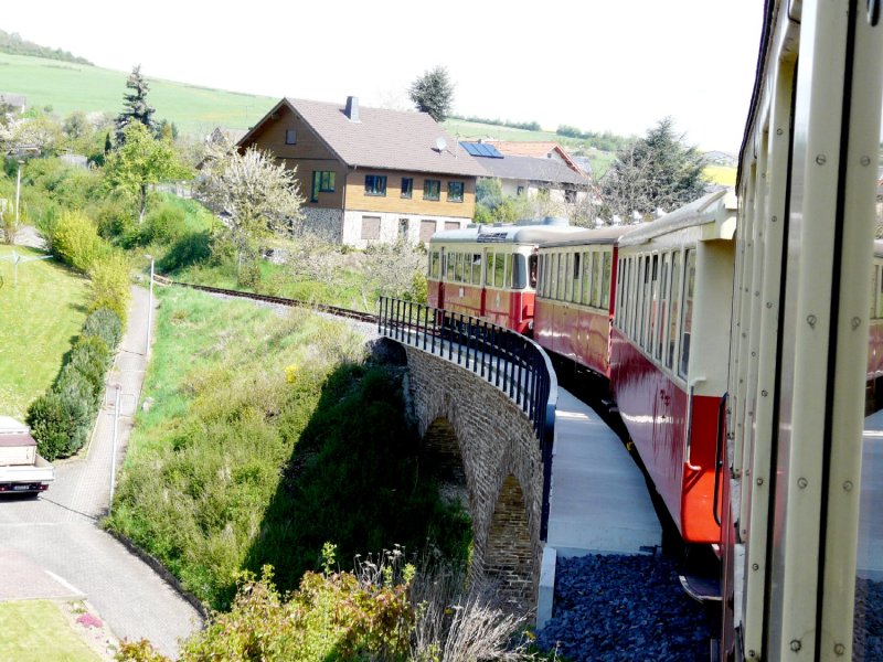 Brohltalbahn - Unterwegs mit dem Dieseltriebwagen VT 30 und 3 Personenwagen am 03.05.2008