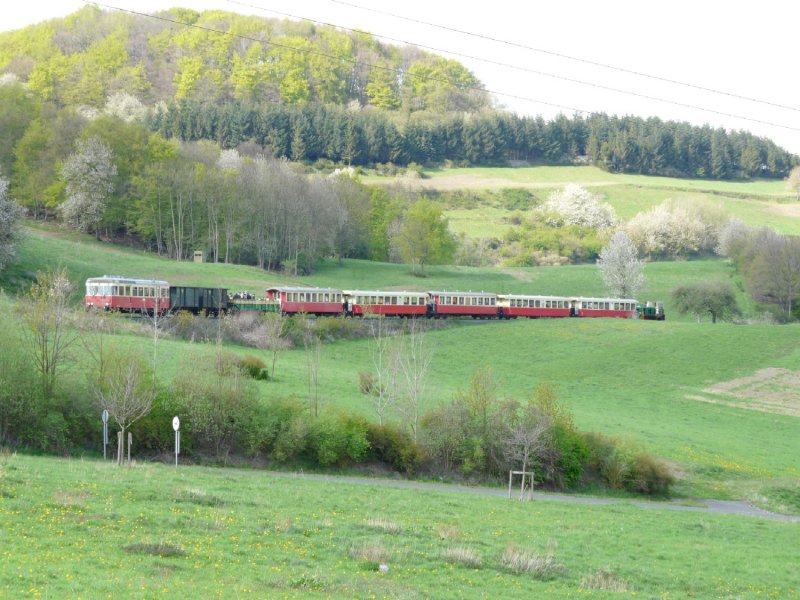 Brohltalbahn - Vulkan Express bei der Talfahrt mit der Disellok D 2 als Zugslok und dem Triebwagen VT 30 am Schluss kurz nach dem Bahnhof von Engeln am 03.05.2008