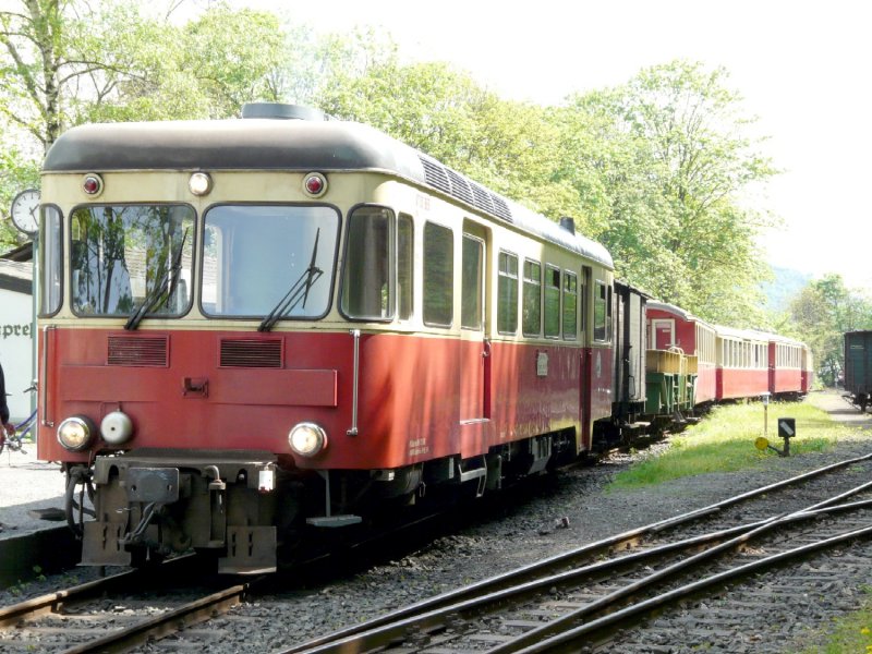 Brohltalbahn - Vulkan Express mit Tiebwagen VT 30 im Bahnhofsareal von Brohl am 03.05.2008
