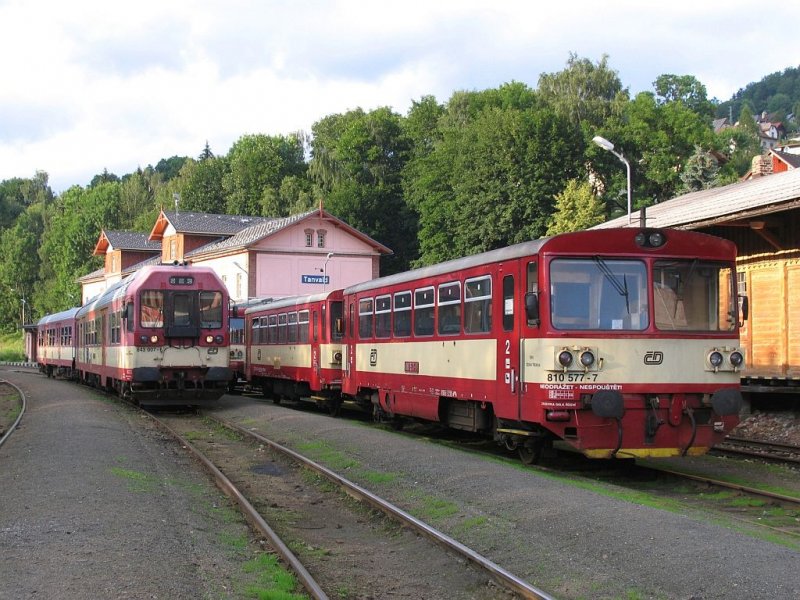 Brotbuchse 810 577-7 und zwei weitere Brotbuchsen stehen am 11-7-2009 auer Betrieb auf Bahnhof Tanvald whrend die 843 007-6 abfahrtsbereits steht mit einem Zug nach Liberec.