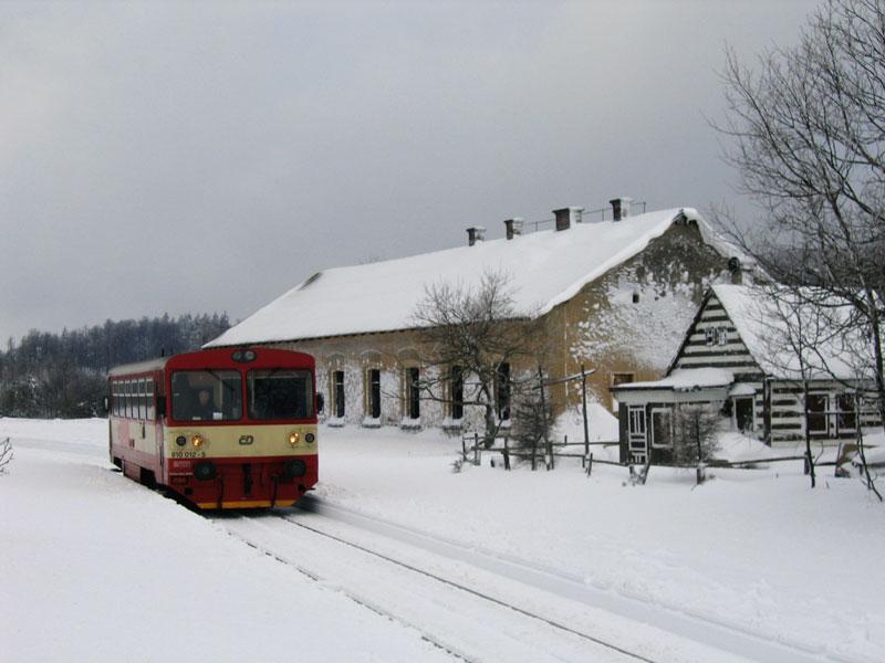  Brotbüchse  810 012 auf der Fahrt als Os 26805 nach Most (Brüx) am ehemaligen Heizhaus von Moldava (Moldau/ Erzgebirge) - 21.12.2005

