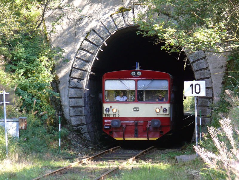  Brotbüchse  810 152 kommt als Os 26810 Most (Brüx) - Moldava (Moldau) aus dem Tunnel bei Mikulov Nove Mesto (Niklasberg) - 25.08.2007
