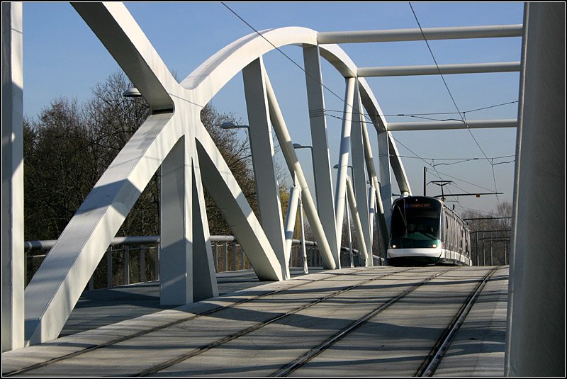 Brücke für die Tram - 

Kurz vor der Haltestelle Elmerforst wird der Fluss I'Ill auf einer eigens für die Straßenbahn gebauten Brücke überquert. Rechts und links werden die Gleise von Fußgängerwegen flankiert. 

06.03.2008 (M)