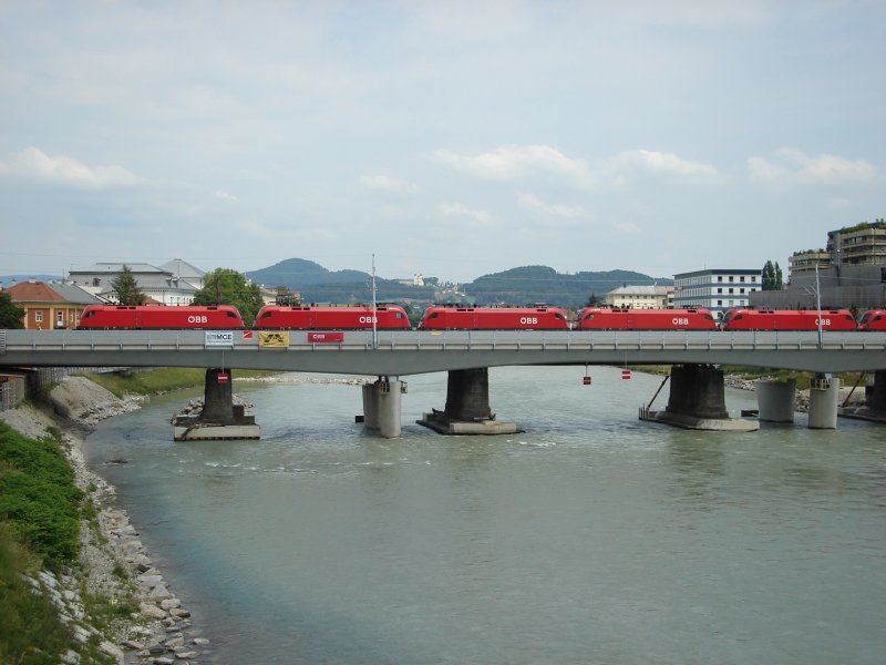 Brckentest  mit 9 Taurus Loks a 86 t anllich der Fertigstellung der neuen Eisenbahnbrcke ber die Salzach im zuge des S-Bahnausbaus 