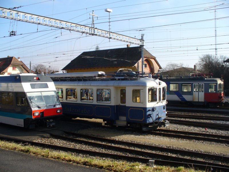 BTI / asm - 3 Generationen Bahn - Der Neuste Be 2/6 510 von (Inbetriebsetzung 2007) neben dem ltesten Bre 4/4 516 (Inbetriebsetzung 1947) und im Hintergrund der Triebwagen Be 4/4  525 (Inbetriebsetzung 1970) im Bahnhofs-Depotareal von Tuffelen am 10.01.2007