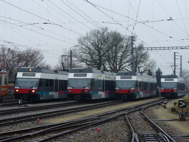 BTI / asm - 5 Auf einen Streich - Ganz am rand der Triebwagen Be 4/4 524 neben Be 2/6 502 mit Frontbeleuchtung und Be 2/6 503 und Be 2/6 504 und Be 2/6 501 mit eingeschaltenem Zugsschluss im Depotareal von Tuffelen am 09.01.2008