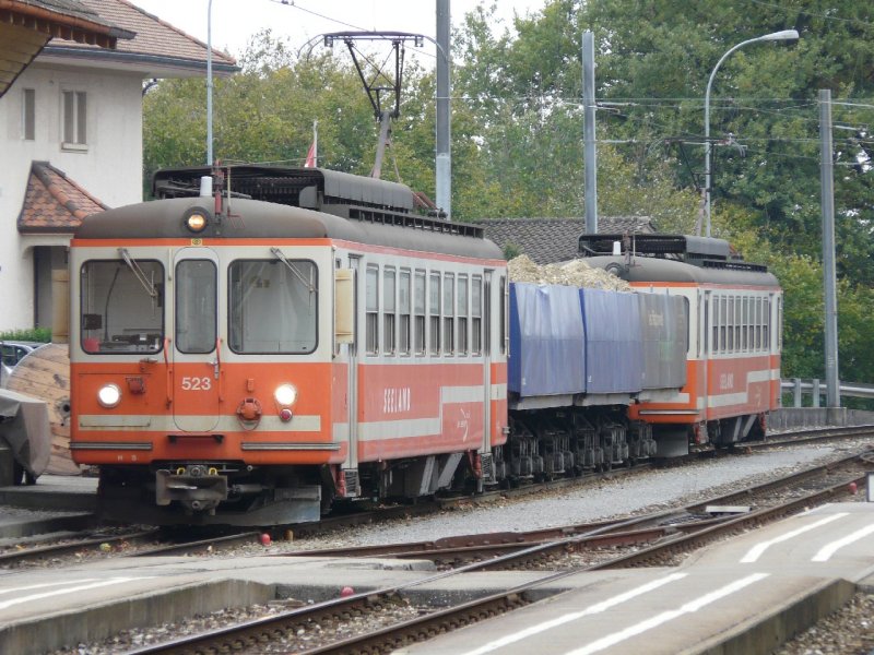 BTI / asm  - Ausfahrbereiter Kieszug mit dem Triebwagen Be 4/4  523 und 3 Kieswagen und dem Be 4/4 524  im Bahnhofsareal von Tuffelen am 25.10.2007 