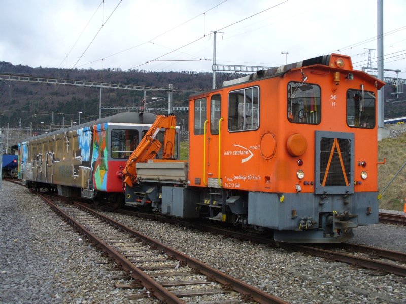 BTI / asm - Letzte Fahrt auf Schienen des BTI /asm Steuerwagen Bt 552 mit dem Tm 2/2 541 als Extrazug 8856 von Biel Gteranlage ab 10.53 Uhr nach Tuffelen an 11.25 Uhr .. Steuerwagen Bt 552 wird im Depot Tuffelen vorbereitet fr den Abruch .. Bild das Extrazuges 8856 aufgenommen in der BTI /asm Gteranlage in Biel am 03.03.2008