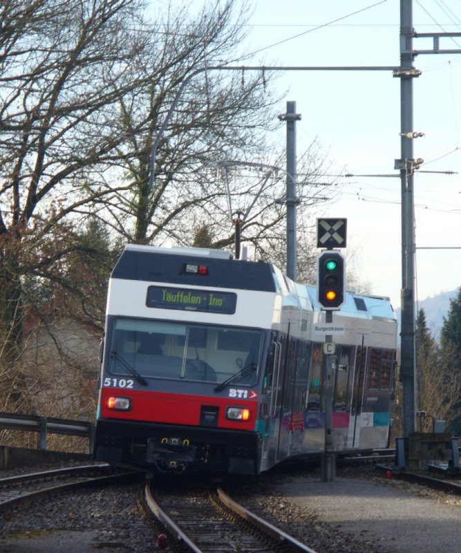BTI / asm - Triebwagen Be 2/6  510 bei seiner erster Fahrt mit Fahrgsten als Zug 7050 von Biel nach Ins. Hier bei der Ausfahrt aus dem Bahnhof von Tuffelen am 11.01.2007