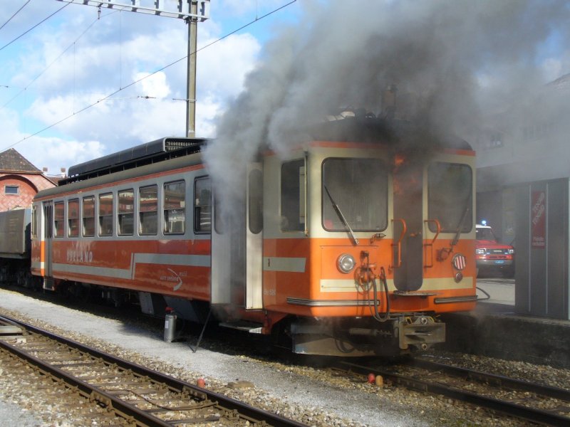 BTI - asm / Brandaktuell / Triebwagen Be 4/4  524 in Brand im Eingang und Fhrerstand I - Seite Ins - im Bahnhofsareal von Tuffelen am 05.03.2008 