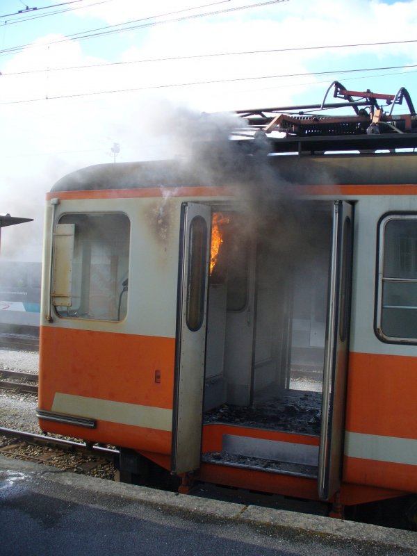 BTI - asm / Triebwagen Be 4/4 524 in Brand im Eingang und Fhrerstand I - Seite Ins - im Bahnhofsareal von Tuffelen am 05.03.2008
