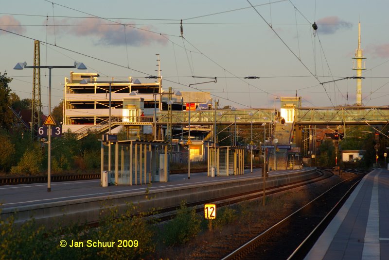 Buchholz(Nordheide) Richtungsgleise des Keilbahnhofs Richtung Hamburg-Harburg. Im Hintergrund Ernst Wohlau Brcke, und links das neue Gebude mit Parkhaus der sogennannte Kabenhof indem sich auch das DB Reisezentrum nach dem Verkauf des Bahnhofsgebudes durch die DB befindet. Interessant im Vordergrund auch die Geschwindigkeitsbeschrnkung auf 120 fr den Durchgangsverkehr.

 Jan Schuur 2009