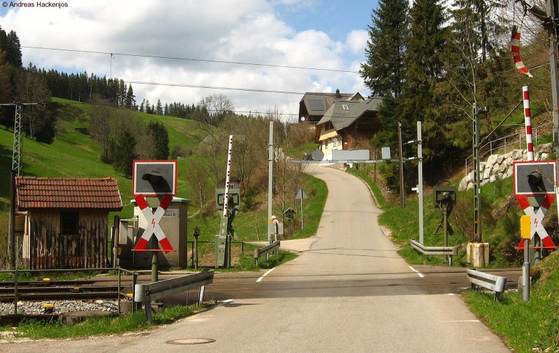 B (29) Nubach an der Schwarzwaldbahn 1.5.08. Links ist noch das alte Schrankenwrterhuschen zusehen