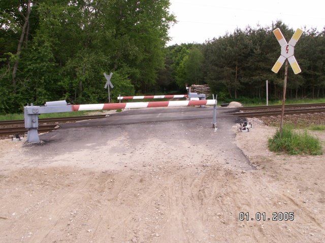 B� Guest an der Strecke Stralsund-Berlin. �ffnung erfolgt ausschlieslich per Anruftaste. Auch dieser B� geh�rt bald der Vergangenheit an. Neue Sockel f�r die neue Anlage sind schon verbaut. Strecke wird auf ESTW umger�stet.