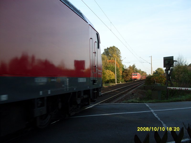 B Peine Horstweg. RE Rheine-Braunschweig begegnet einem 
Stahlzug aus Peine