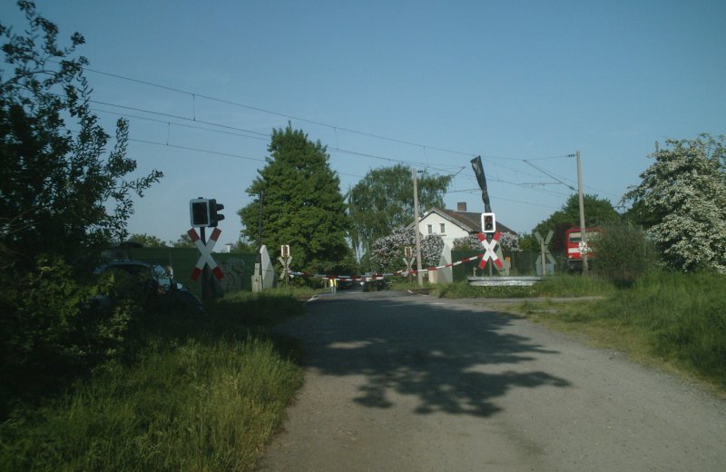 B Peine-Telgte km 32,5 am 12.05.2008. Wegen Bauarbeiten
muss er durch Sicherungsposten bedient werden. Von rechts
nhert sich unerwartet eine 112 mit Sonderzug