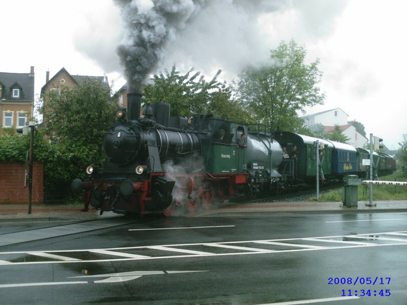 B Peine Wiesenstrae am 17.05.2008. Er wird von der 
Museumsbahn  Asse-Bummler  anlsslich des 150-jhrigen
Bestehens der Ilseder Htte