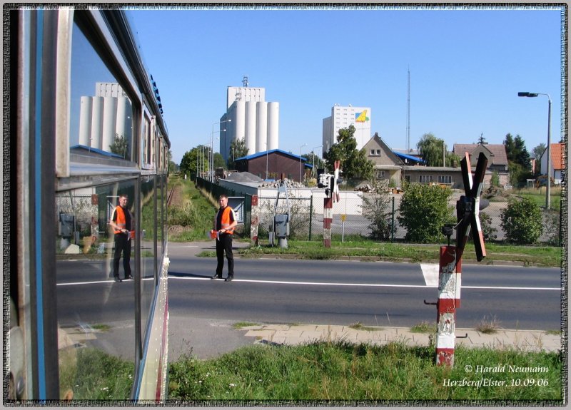 B�-Sicherung per Hand. Da die DRE den Unterhalt der Bahnanlagen nur zum Teil bestreiten kann, wird der B� in Herzberg/Elster �ber die B101 von Hand gesichert. Ein durchaus gef�hrlicher Job.