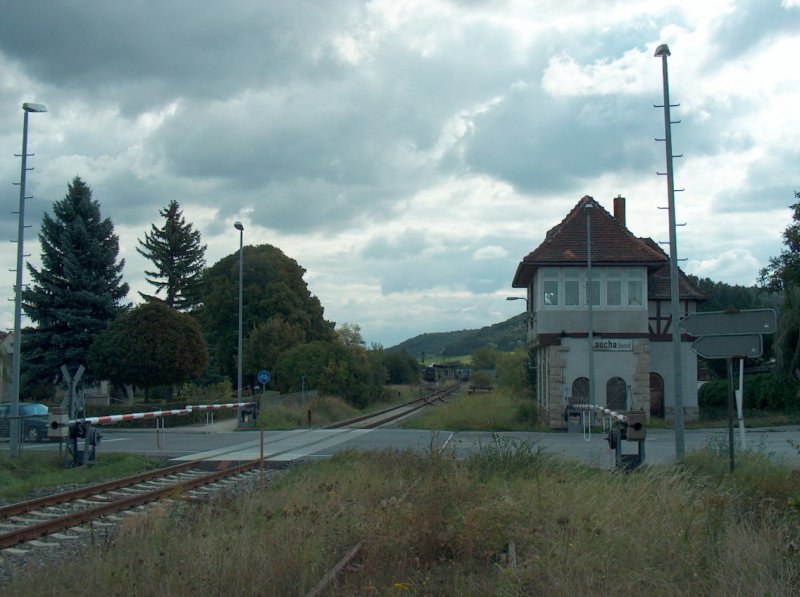 B und Stellwerk Laucha West mit dem zugewachsenen Gleis der Finnebahn (rechts) in Laucha (Unstrut); 14.09.2008