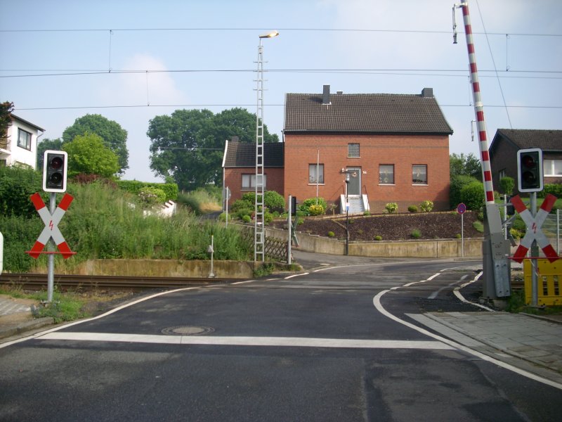 B� S�ggerath, vorher mit Halbschranken