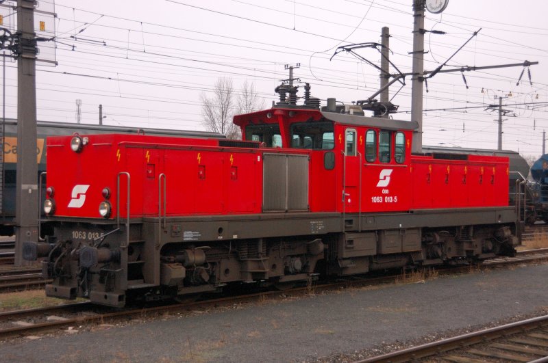  Bgeleisen  1063 013-5 steht Standby ihres nchsten Verschubauftrages in Linz Hbf am frhen, grauen Morgen des 10. Novembers 2008.