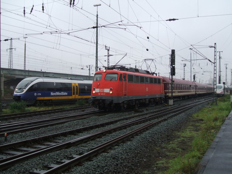 Bgelfalte 110 321-7 zieht den Mller Touren Zug nach Bitburg
aus den Dortmunder Hbf.(02.11.2007) 