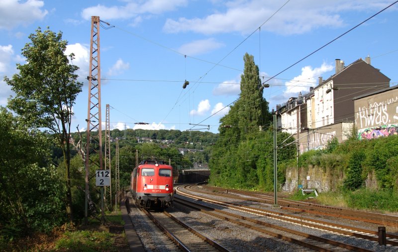 Bgelfalte 110 417-3 zieht am 24.07.2009 ihre RB48 in Nhe Zoo durch Wuppertal. Die Fahrt hat erst vor 2-3 Minuten im Wuppertaler Hbf begonnen.
