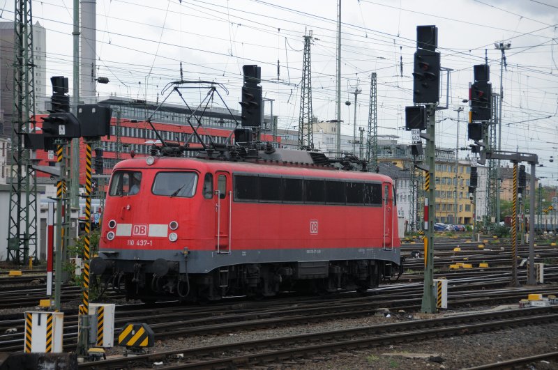 B�gelfalte 110 437-1 wartet im Gleisvorfeld von Frankfurt/M Hbf. (April 2009).