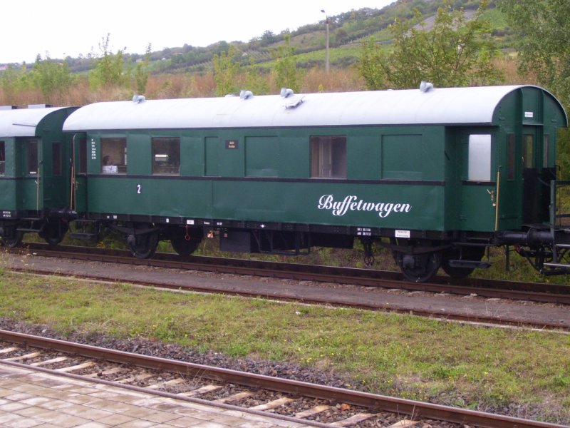 Buffetwagen der  Traditionsgemeinschaft 50 3708 e.V. Halberstadt  im Bahnhof Karsdorf; 08.09.2007 