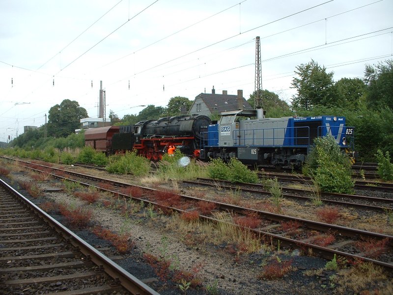 BuH 825 und 44 1558 am 06.07.2005 im Bahnhof Datteln. An diesem Tag wurde die 44er von Hamm nach Gelsenkirchen mit 30 km/h berfhrt. Obgleich die Maschine ca 20 Jahre in Hamm als Denkmalslok im Maximilian Park gestanden hatte, lief die berfhrung recht Reibungslos. Zu beklagen war nur eine Erhitzung der ersten Kuppelachse. Gelsenkirchen wurde eine Stunde vor Plan erreicht, und die Lok bis zum Hafenfest 2005 im Gelsenkirchener Stadthafen  versteckt . Heute ist die Lokomotive als Dauerleigabe der Eisenbahnstiftung Joachim Schmidt bei der Historischen Eisenbahn Gelsenkirchen (HEG) im ehem. Bw Gelsenkirchen-Bismarck geschtzt untergestellt.