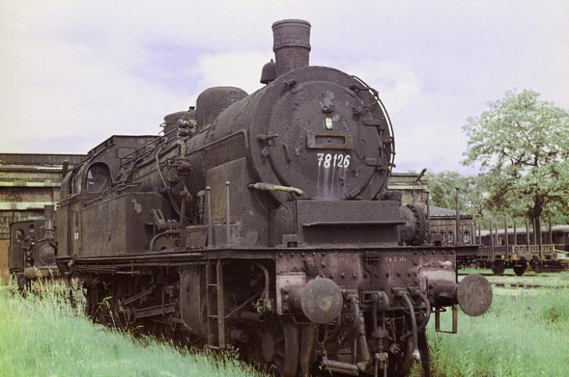 Bundesbahn-Ausbesserungswerk Schwerte/Ruhr 1966
Abgestellte Lok der BR 78. Vorgesehen zum verschrotten.