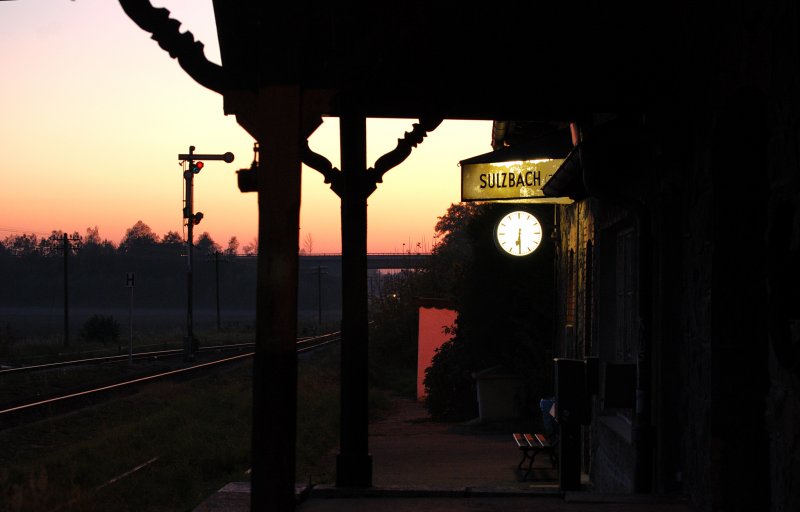Bundesbahnidylle im Jahr 2008. Der ruhige Haltepunkt Sulzbach (Inn) ist zur Abendstunde verlassen. Wie gemtlich ist es doch auf diesem Bahnhof im Vergleich zu den stirielen Betonbahnsteigen der DB AG.