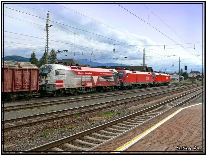 Bundesheer Taurus 1116-246 + 117 + 100 verlässt mit einem Holzzug den Bahnhof Knittelfeld.
18.08.2007