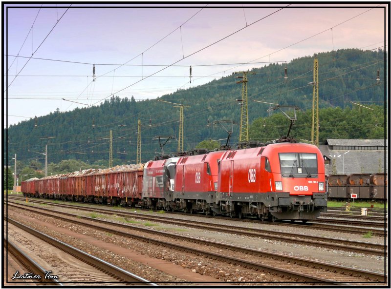 Bundesheer Taurus 1116-246 + 117 + 100 verlsst mit einem Holzzug den Bahnhof Knittelfeld. 18.08.2007