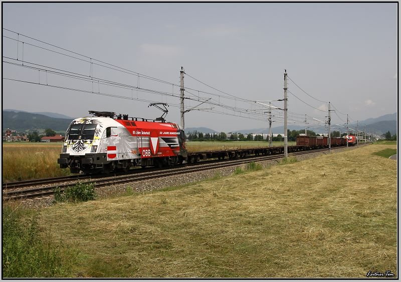 Bundesheer Taurus 1116 246 fhrt mit Gterzug 45051 in Richtung Villach.
Zeltweg 25.06.2008